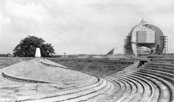 Так выглядели Матримандир и Амфитеатр в 1979-80 годах.